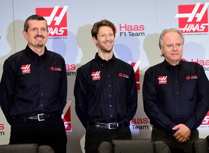 Da esquerda para a direita: Guenther Steiner, Romain Grosjean e Gene Haas (Foto: Getty Images)