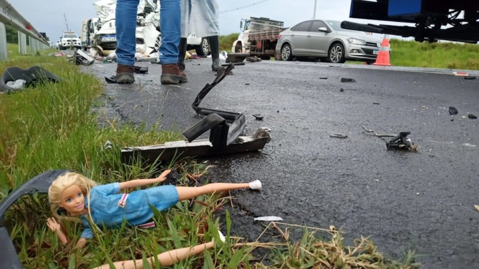 Destroços e pertences dos ocupantes ficaram espalhados na pista da SP-333: menina de 8 anos e mulher de 25 perderam suas mães e estão internadas em estado grave — Foto: Carlos Rodrigues/Marília Notícia