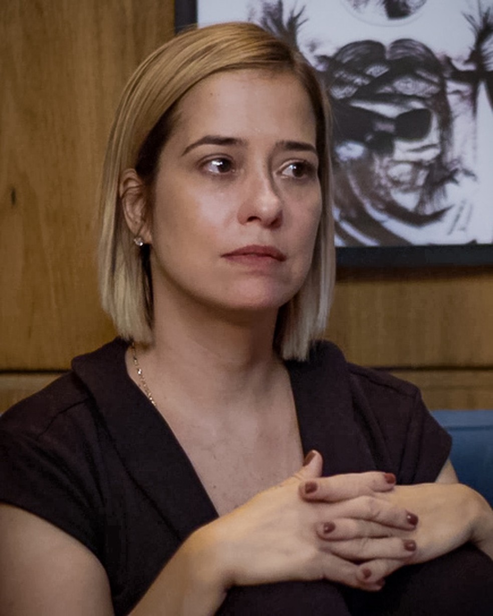 Lígia (Paloma Duarte) aconselha o filho a seguir em frente com a vida, apesar do desaparecimento da namorada, em 'Malhação - Toda Forma de Amar' — Foto: Globo