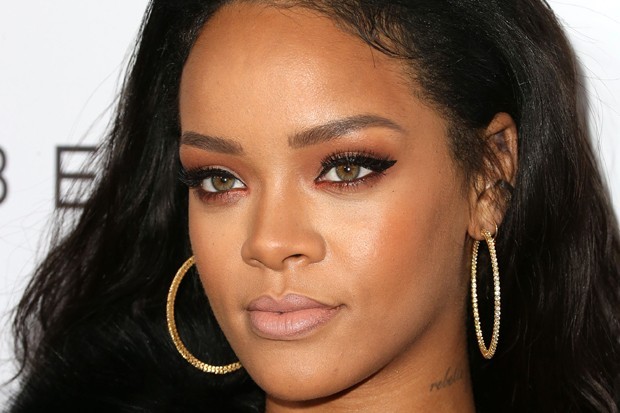 Rihanna é fã dos tons nude de batom, que tem tudo a ver com mulheres sexy (Foto: Getty Images)