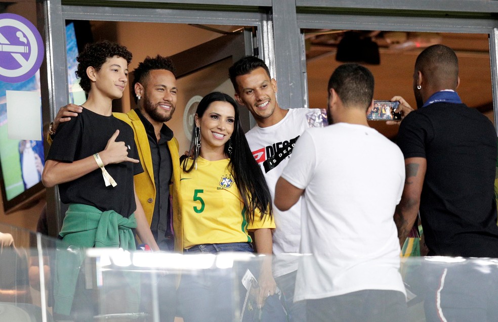 Neymar tira foto no Mineirão com torcedores do Brasil: craque vestiu blazer amarelo e vibrou com a vitória no Mineirão — Foto: Ueslei Marcelino/Reuters