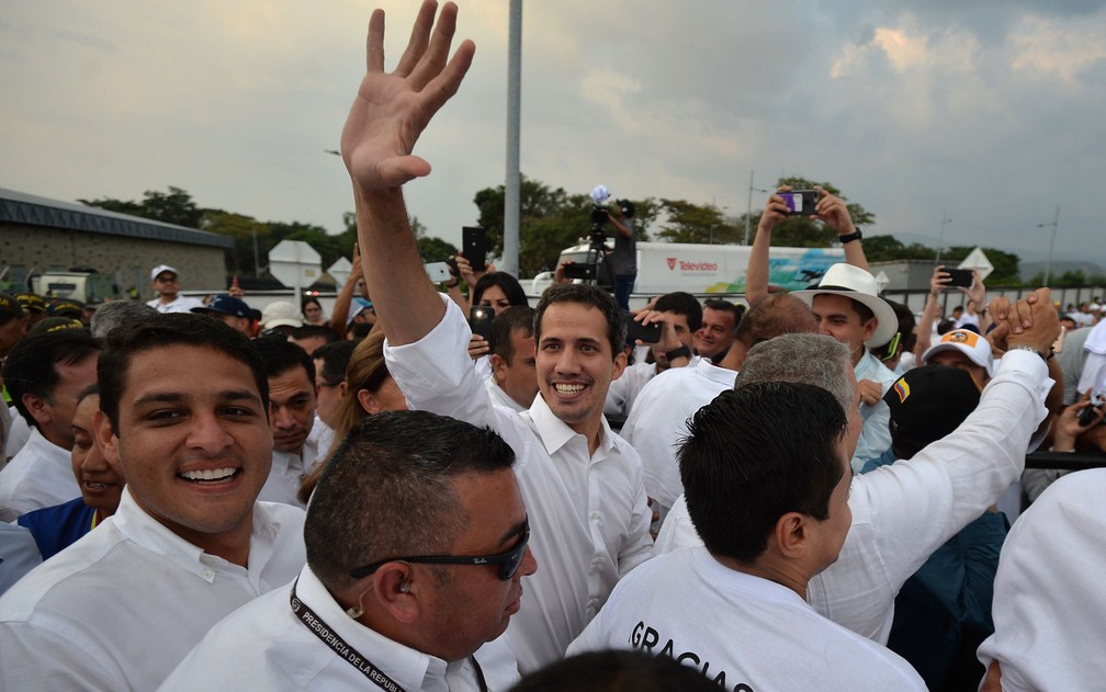 Juan Guaidó acena ao chegar ao Venezuela Aid Live, em Cúcuta, na Colômbia, na sexta-feira (22) — Foto: Luis Robayo/AFP