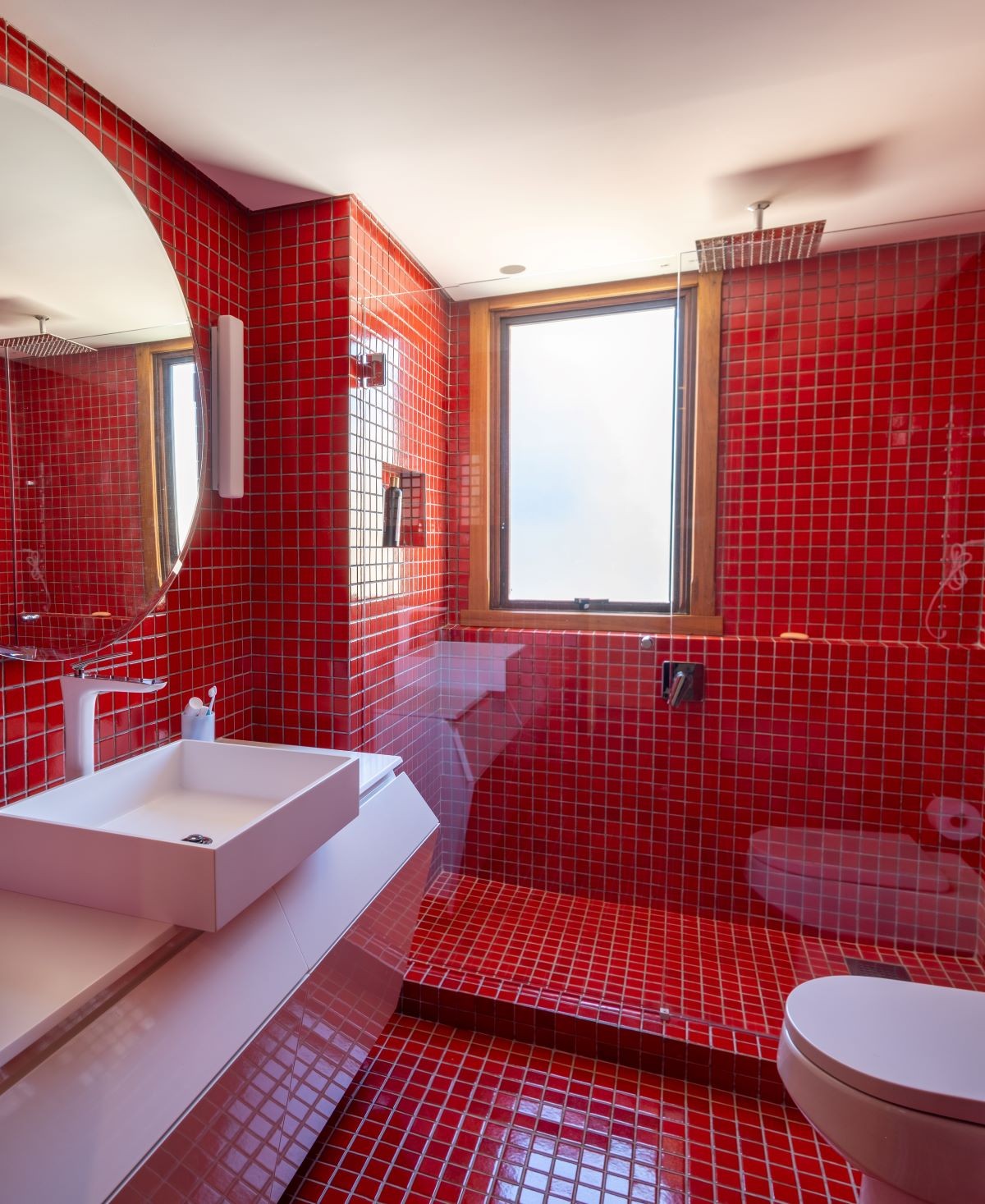 BANHEIRO | Com pastilhas coloridas, o banheiro segue o tom de decoração do projeto e aposta em tons vibrantes. Revestimento é da Uniflex e metais da Puxadores e Cia (Foto: Divulgação / Lucas Franck / NMLSS)