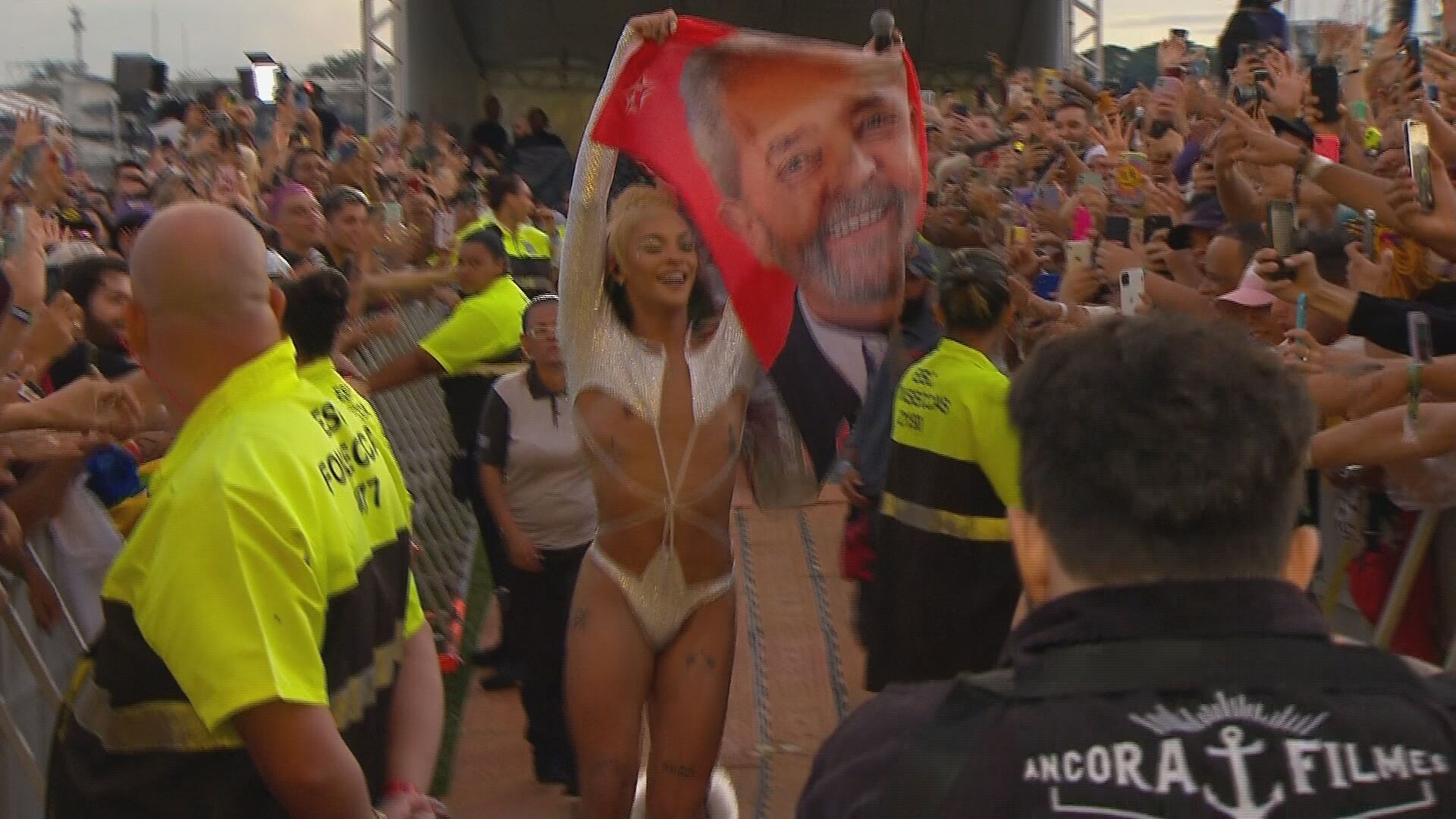 Pabllo Vittar lembra como causou furacão político no Lolla ao levantar toalha de Lula na plateia