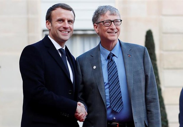 Emmanuel Macron e Bill Gates se cumprimentam em encontro em Paris (Foto: EFE)