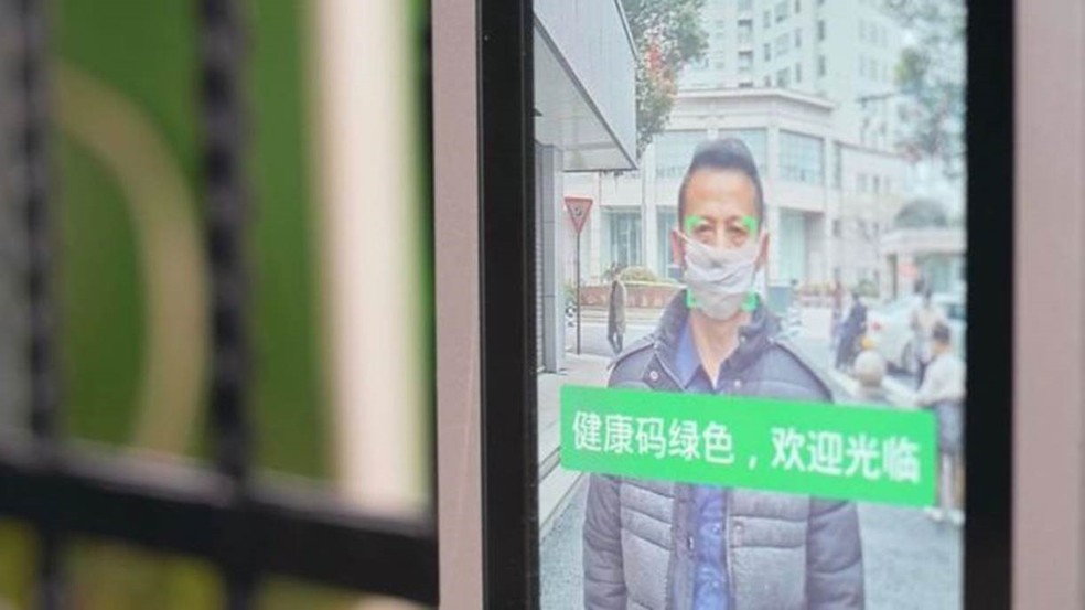 A China usou o reconhecimento facial para conter o surto e multar os cidadãos que quebraram a quarentena. — Foto: Getty Images via BBC