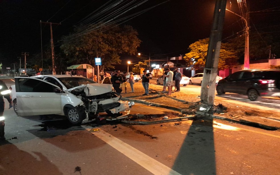 Carro colide contra poste na Avenida Beira Mar — Foto: CPTran