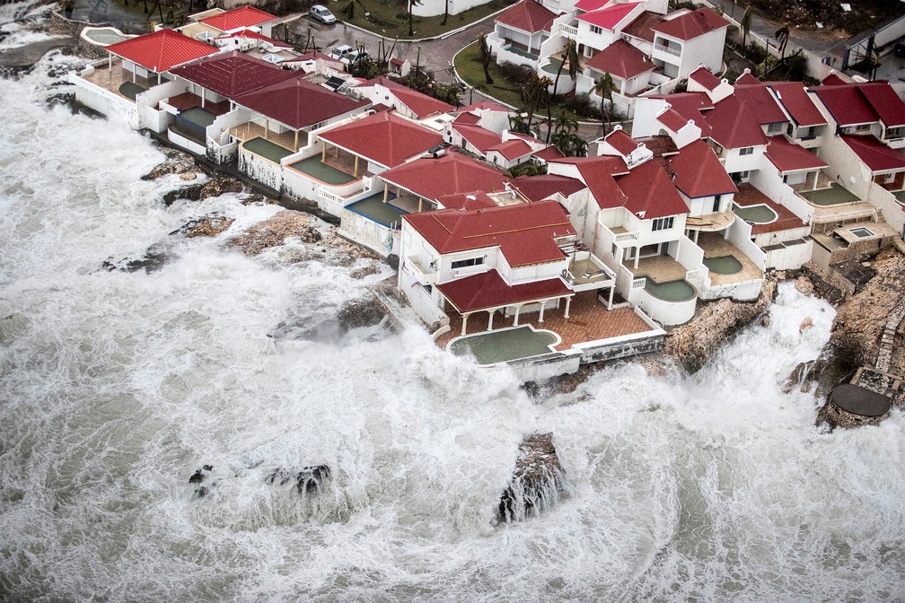 Águas avançam sobre as casas na Ilha de Saint Martin, no Caribe, após passagem do furacão Irma (Foto: Netherlands Ministry of Defence/Handout via REUTERS)