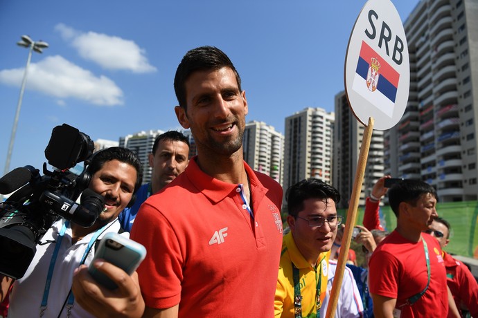 Novak Djokovic com a placa da Sérvia na Vila Olímpica  (Foto:  Pascal Le Segretain/Getty Images)