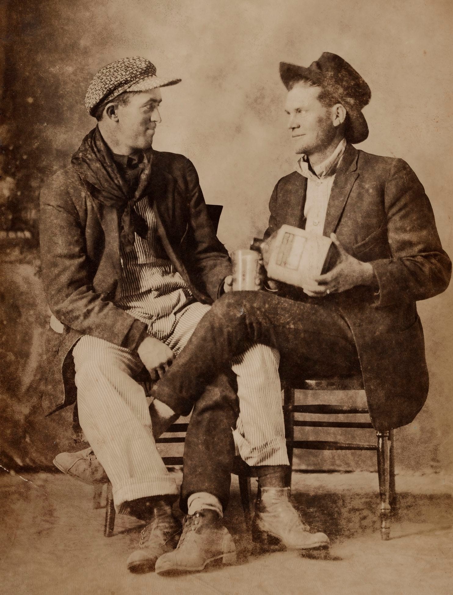 Livro "Loving" retrata casais gays durante os séculos 19 e 20 (Foto:  Reprodução/livro "Loving")