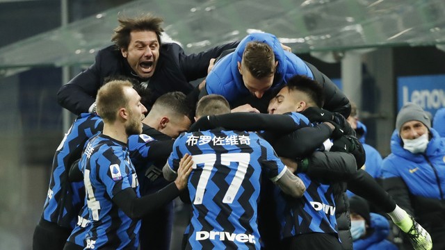 Técnico e jogadores da Inter de Milão comemoram gol sobre a Lazio