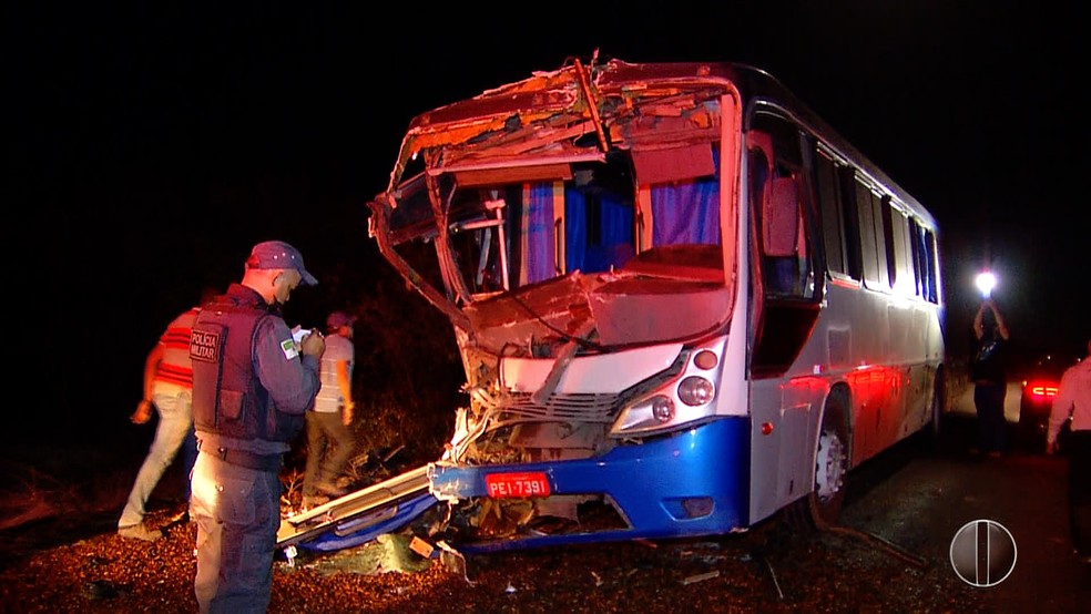 Ônibus bateu em um caminhão na RN-011 — Foto: Reprodução Inter TV Cabugi