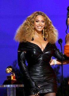 Beyoncé de Schiaparelli no Grammy, em 2021   