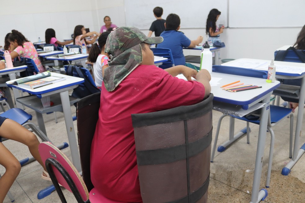 A estratégia inusitada foi pensada após o estudante apresentar resistência a permanecer em sala de aula. — Foto: Prefeitura de Juazeiro do Norte/Reprodução