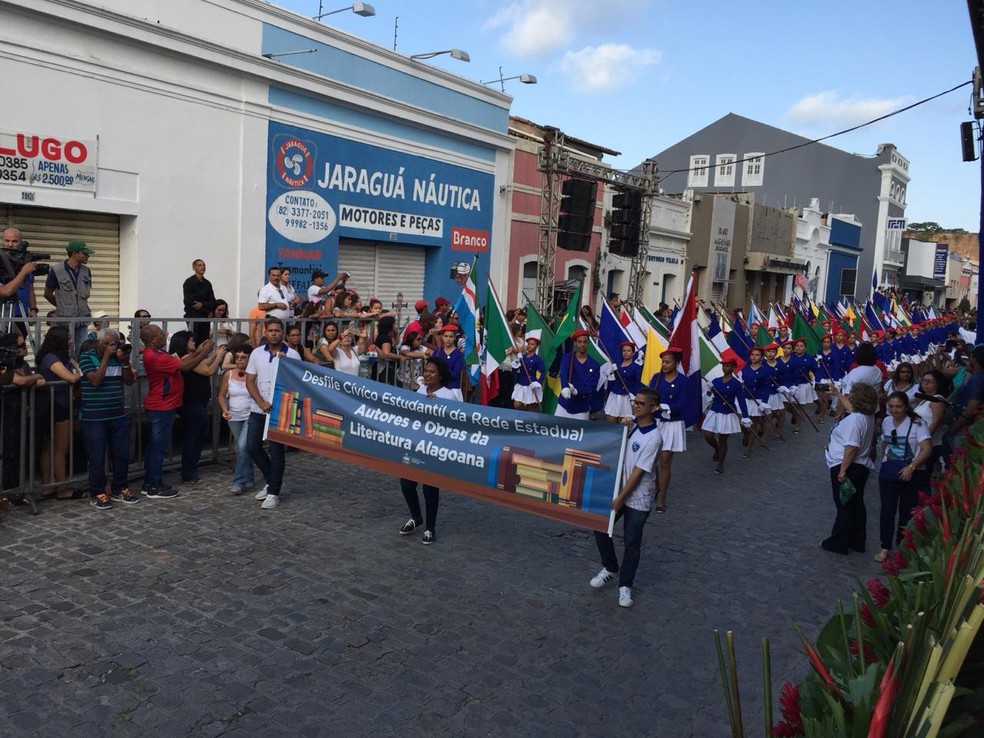 Desfile acontece nas ruas do histórico bairro de Jaraguá — Foto: Roberta Cólen / G1