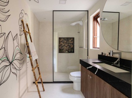 O banheiro projetado pela arquiteta Jéssica Araújo tem um boxe do chão ao teto e um nicho, porém, com um tipo de azulejo diferente do resto do banheiro, dando um toque único ao ambiente