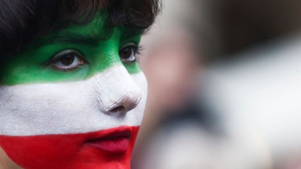 Vários países ao redor do mundo mostraram sua solidariedade com os protestos no Irã. Na imagem, uma mulher durante um protesto na Polônia — Foto: GETTY IMAGES/via BBC