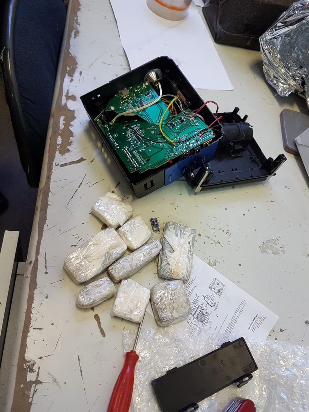 Quase 10 kg de maconha foram encontradas escondidos dentro de embalagens de Correios. — Foto: Batalhão de Choque/Divulgação