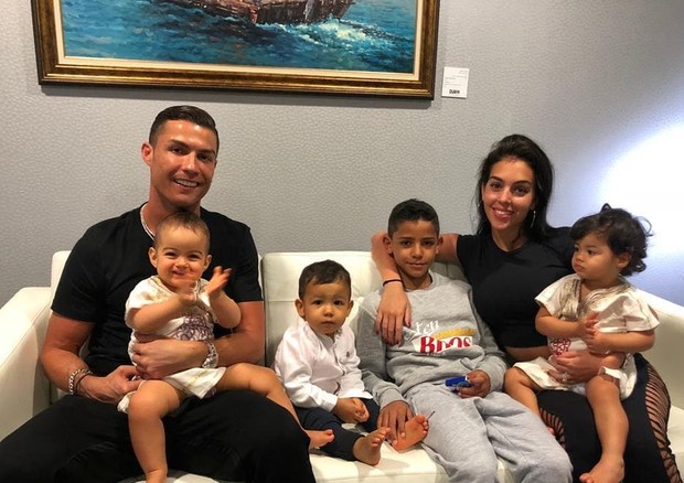 Cristiano Ronaldo, Georgina Rodríguez e os filhos (Foto: Reprodução/Instagram)