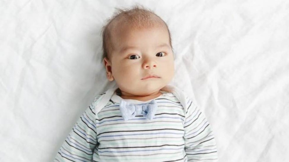 O despertar frequente dos bebês pode ser difícil para os pais, mas desempenha papel importante para manter os bebês saudáveis e seguros. — Foto: GETTY IMAGES/BBC