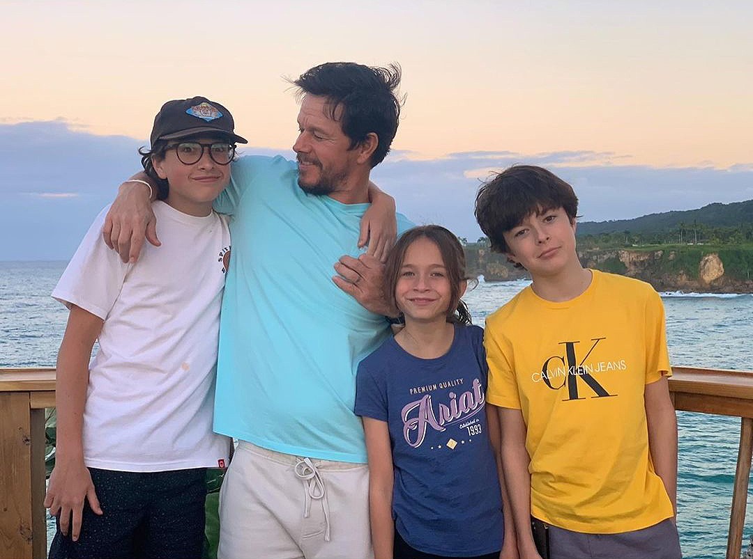 Mark Wahlberg e os filhos (Foto: Reprodução/Instagram)