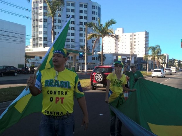 Organizador do movimento Fora Dilma, Alberto Campos, em frente à Ufes (Foto: Viviane Machado/ G1)