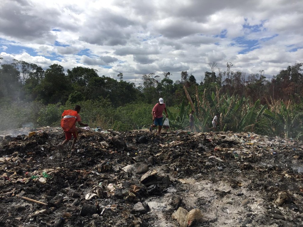 CrianÃ§a venezuelanas reviram dejetos em Pacaraima a procura de algo para sobreviverem â€” Foto: Emily Costa/G1 RR
