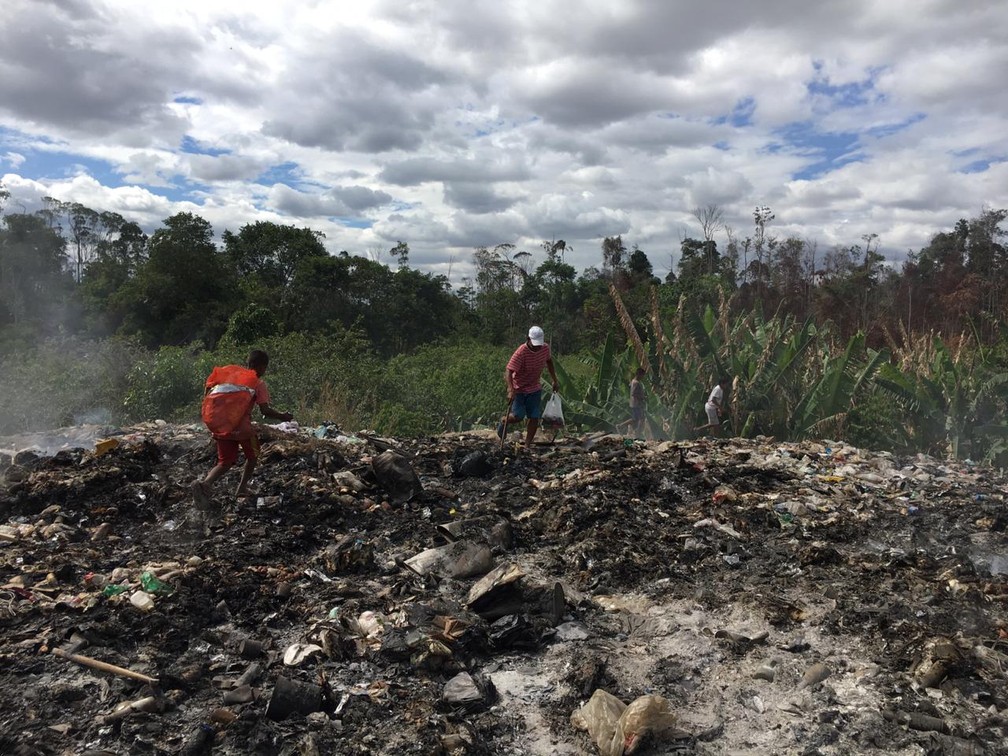 Criança venezuelanas reviram dejetos em Pacaraima a procura de algo para sobreviverem — Foto: Emily Costa/G1 RR