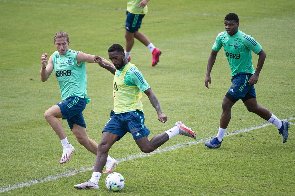 Gerson, Filipe Luís e Lincoln durante treino do Flamengo — Foto: Alexandre Vidal / Flamengo