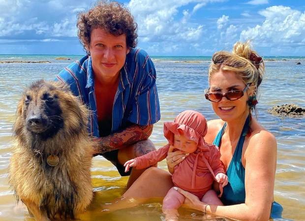 Julia Faria com a família em Caraíva (Foto: Reprodução/Instagram)