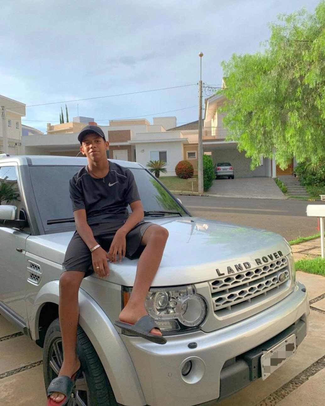 Aos 13, Mc Bruninho compra carro de R$ 260 mil: 