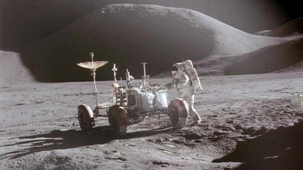 David Scott com o ve&iacute;culo lunar da Apollo 15, em 1971 (Foto: NASA)