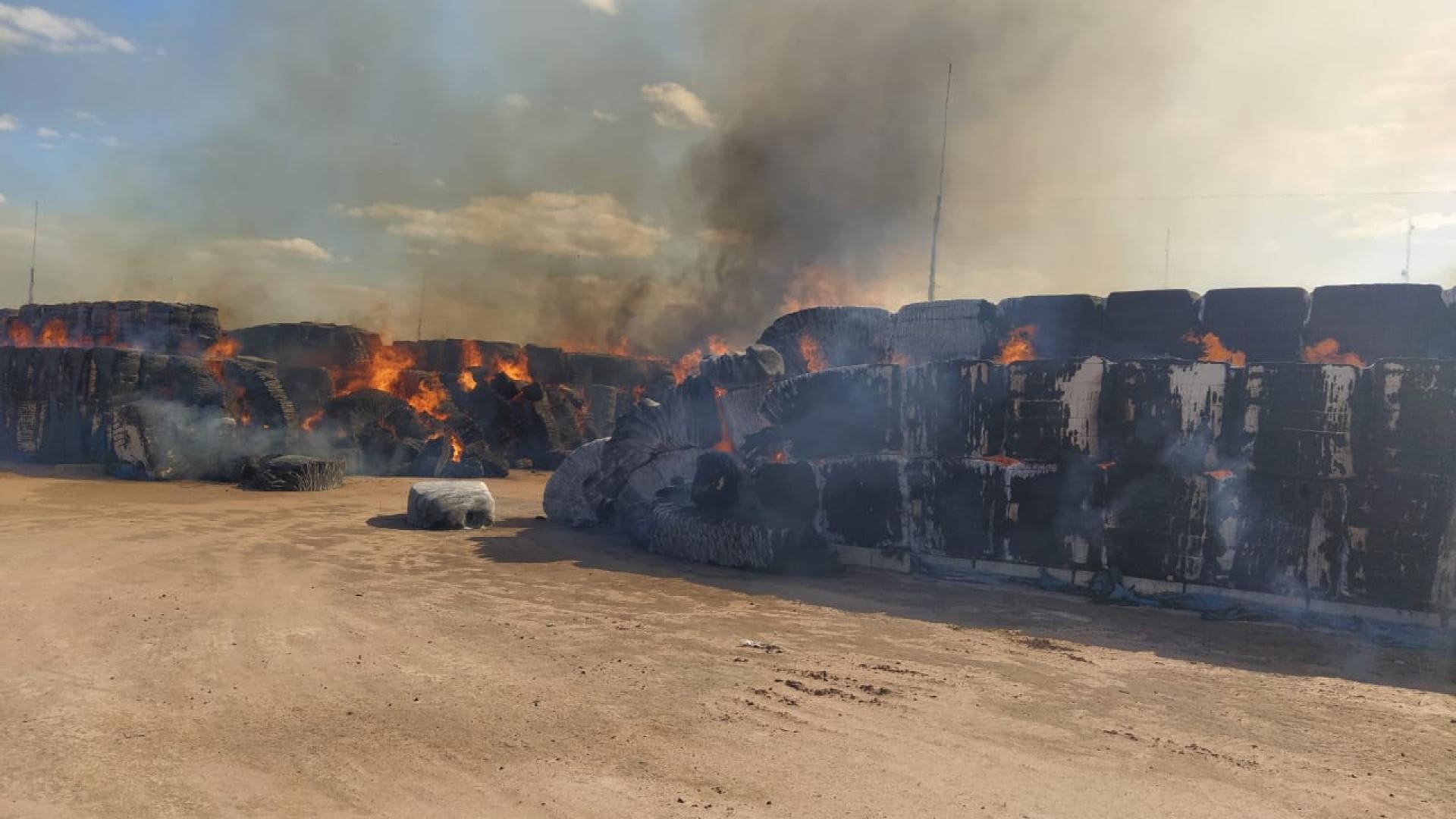 Incêndio em fábrica de algodão na Bahia (Foto: Corpo de Bombeiros da Bahia/Divulgação)