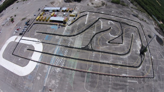 Vista aérea da pista de kart durante a corrida vários karts de corrida  competem em uma pista especial