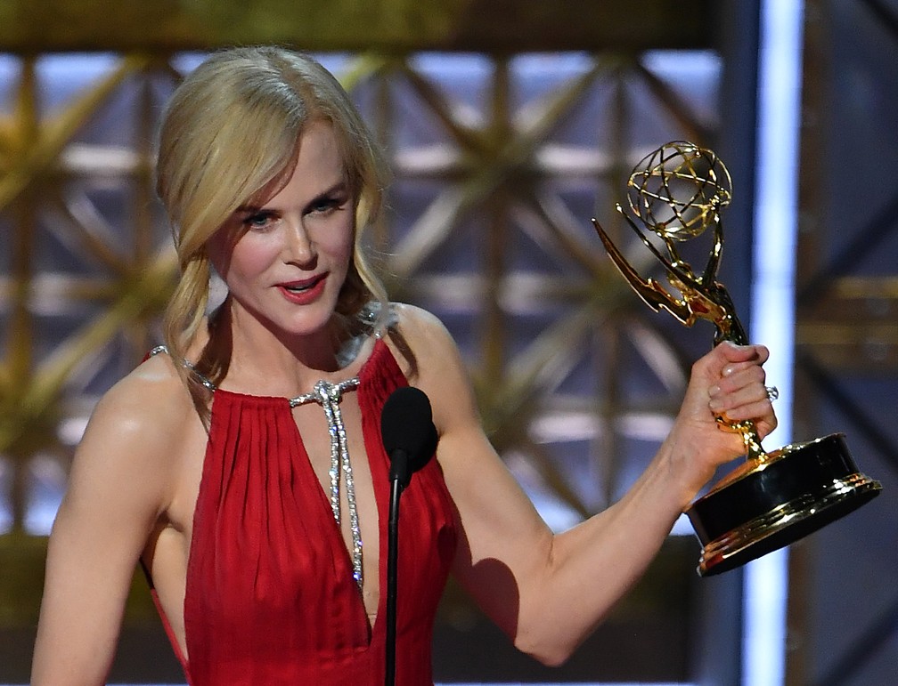 Nicole Kidman recebe o Emmy de melhor atriz em série limitada por 'Big Little Lies' (Foto: Frederic J. Brown/AFP)
