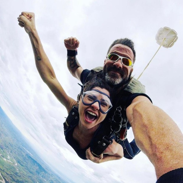 Julianne Trevisol salta de paraquedas (Foto: Reprodução/Instagram)