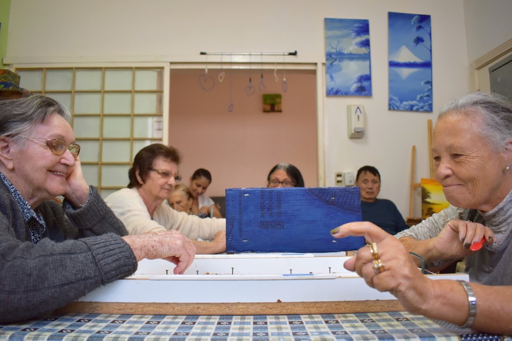 Nos tempos livres eles aproveitam os brinquedos produzidos para brincar no asilo de Araraquara — Foto: Gabrielle Chagas/G1