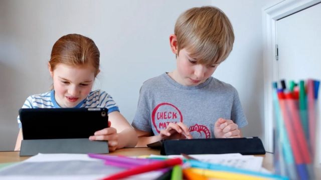 As crianças podem parecer isoladas quando estão no computador, mas muitas vezes estão socializando (Foto: MAX MUMBY/GETTY IMAGES)
