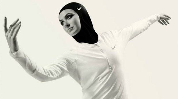 O hijab de alta tecnologia foi criado pela Nike para que os atletas possam cumprir com a prática islâmica sem comprometer o desempenho (Foto: Divulgação)