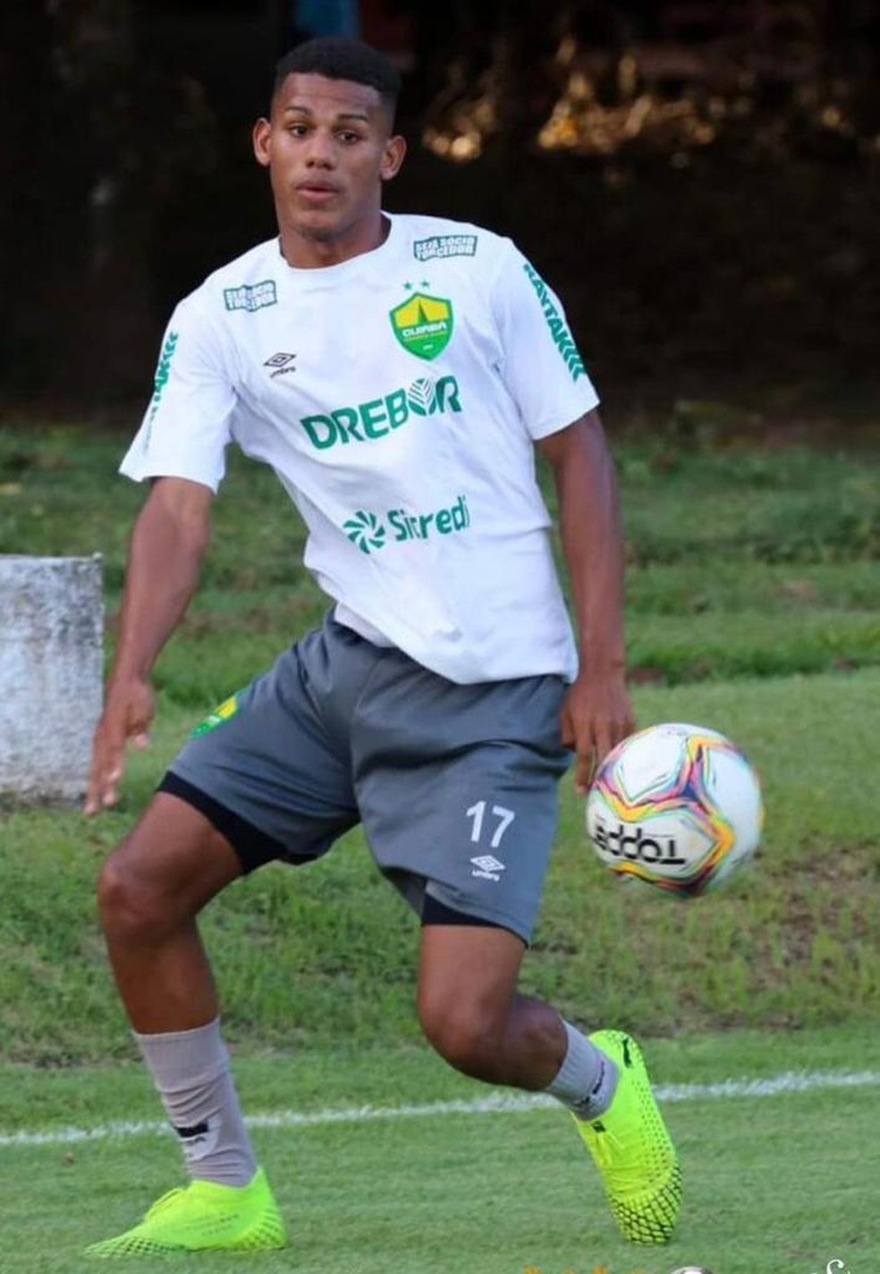 Vitor Hugo tem apenas 17 anos e integra o elenco profissional do Cuiabá — Foto: AssCom Dourado