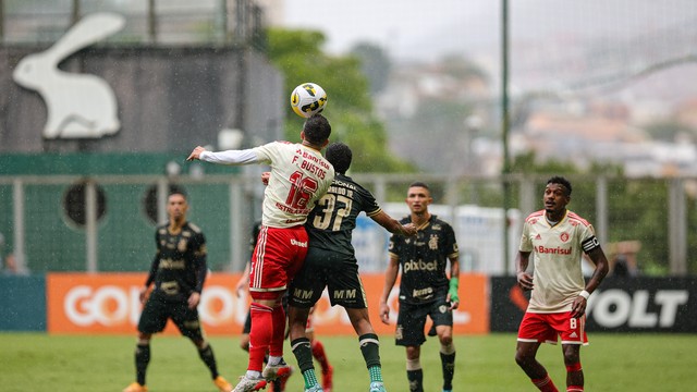Jogadores de América-MG e Internacional disputam bola pelo jogo do Brasileirão