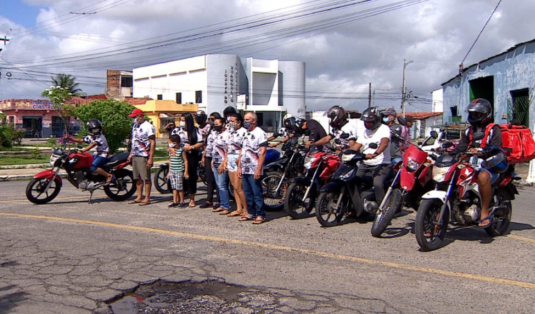 Familiares e amigos de motociclista morto a tiros em Aracaju fazem ato pedindo por justiça