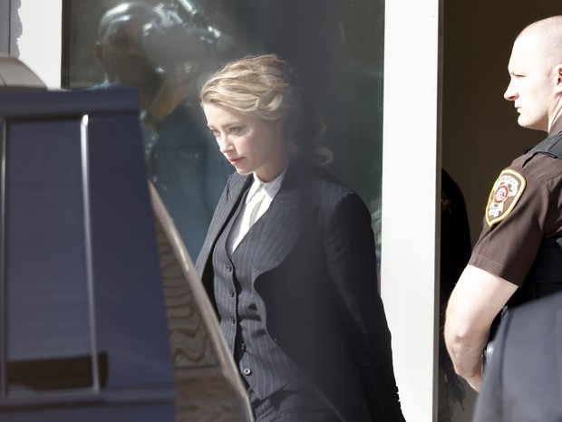 Amber Heard em tribunal para julgamento de caso contra Johnny Depp (Foto: Getty Images)