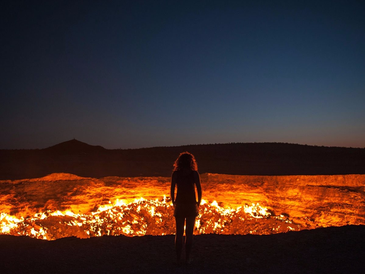 Em 1971, geólogos cavaram esta enorme cratera no Turcomenistão. Desde então, a Cratera de Darvaz, também conhecida como Porta para o Inferno, queima incessantemente devido à concentração de enxofre e de gases inflamáveis. (Foto: Reprodução)