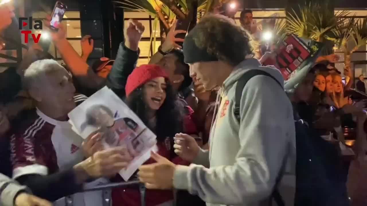 Aniversariante, David Luiz recebe retrato de fã e bolo na chegada do Flamengo a Curitiba