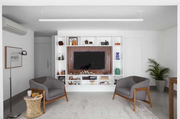 Varanda é integrada à sala e otimiza espaço no apartamento (Foto: Maira Acayaba/Divulgação)