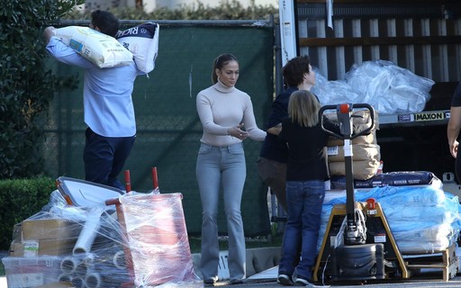 Jennifer Lopez e Ben Affleck descarregam caminhão após arrecadarem alimentos