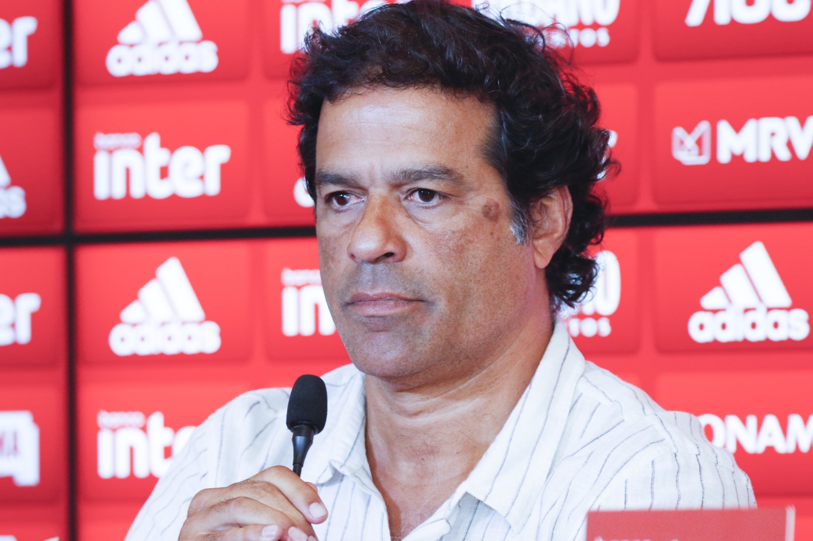 [ENQUETE]: Dirigentes de futebol como Raí devem opinar publicamente sobre política?