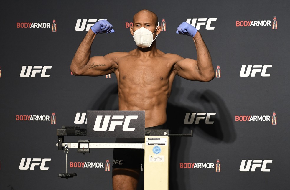 Ronaldo Jacaré usou luvas e máscara de proteção na pesagem do UFC 249 — Foto: Getty Images