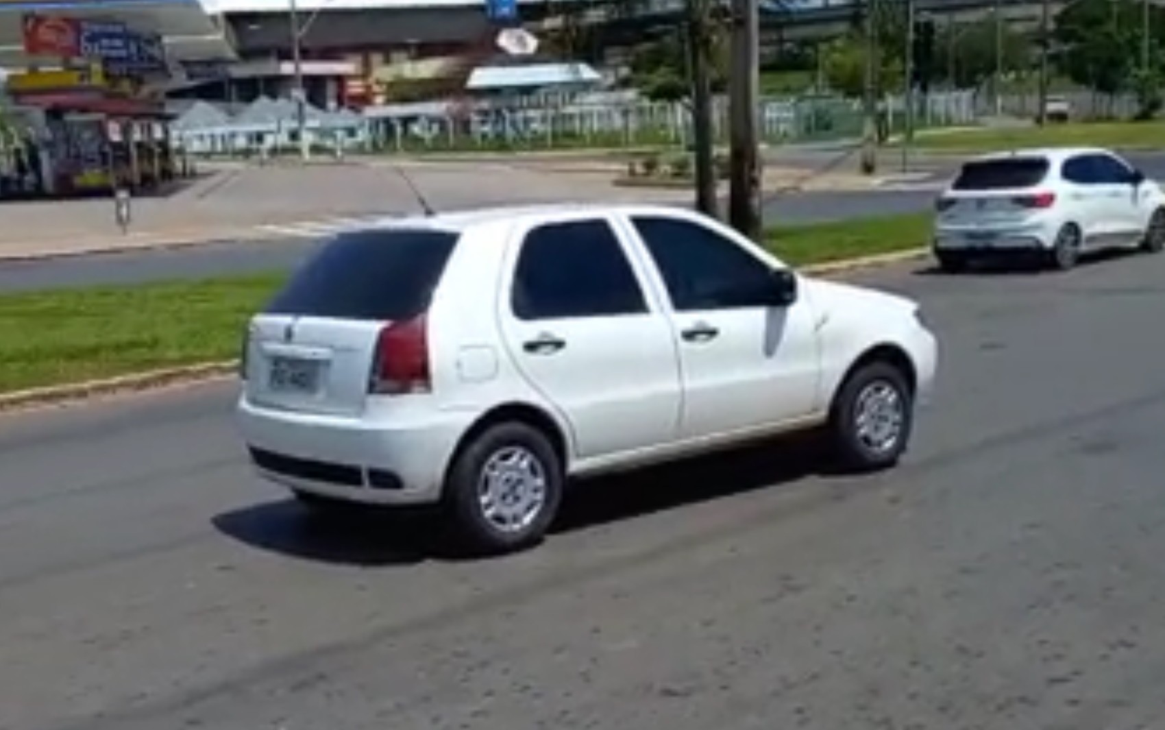 Motorista dorme e fica com carro parado no meio de avenida por mais de meia hora, em Goiânia, denunciam moradores
